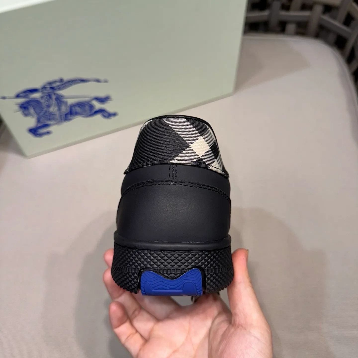 [Burberry] Top P: 680💰Size: 38-44 (45.46 custom-made) Burberry official website synchronized men's classic low-top sneakers | Made of original first-layer cowhide | Decorated with renewed brand logo | First-layer cowhide lining | Heel decorated with Burberry letter embossed logo | Original TPU outsole.